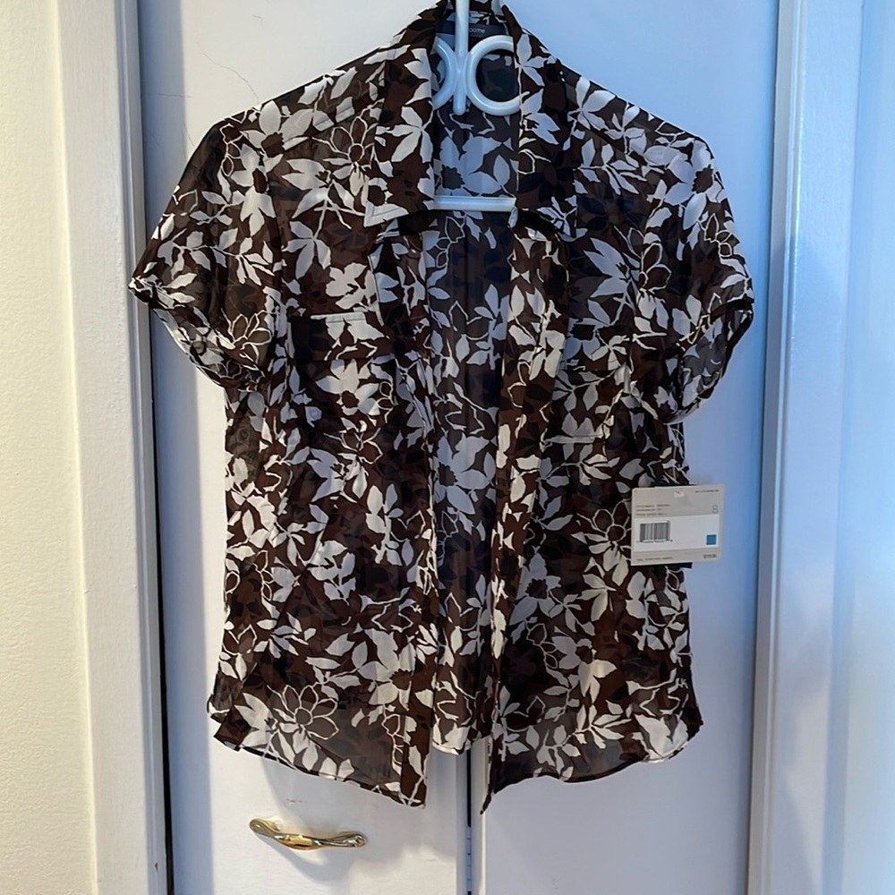 BNWT Liz Claiborne, short sleeve, button down blouse. 8